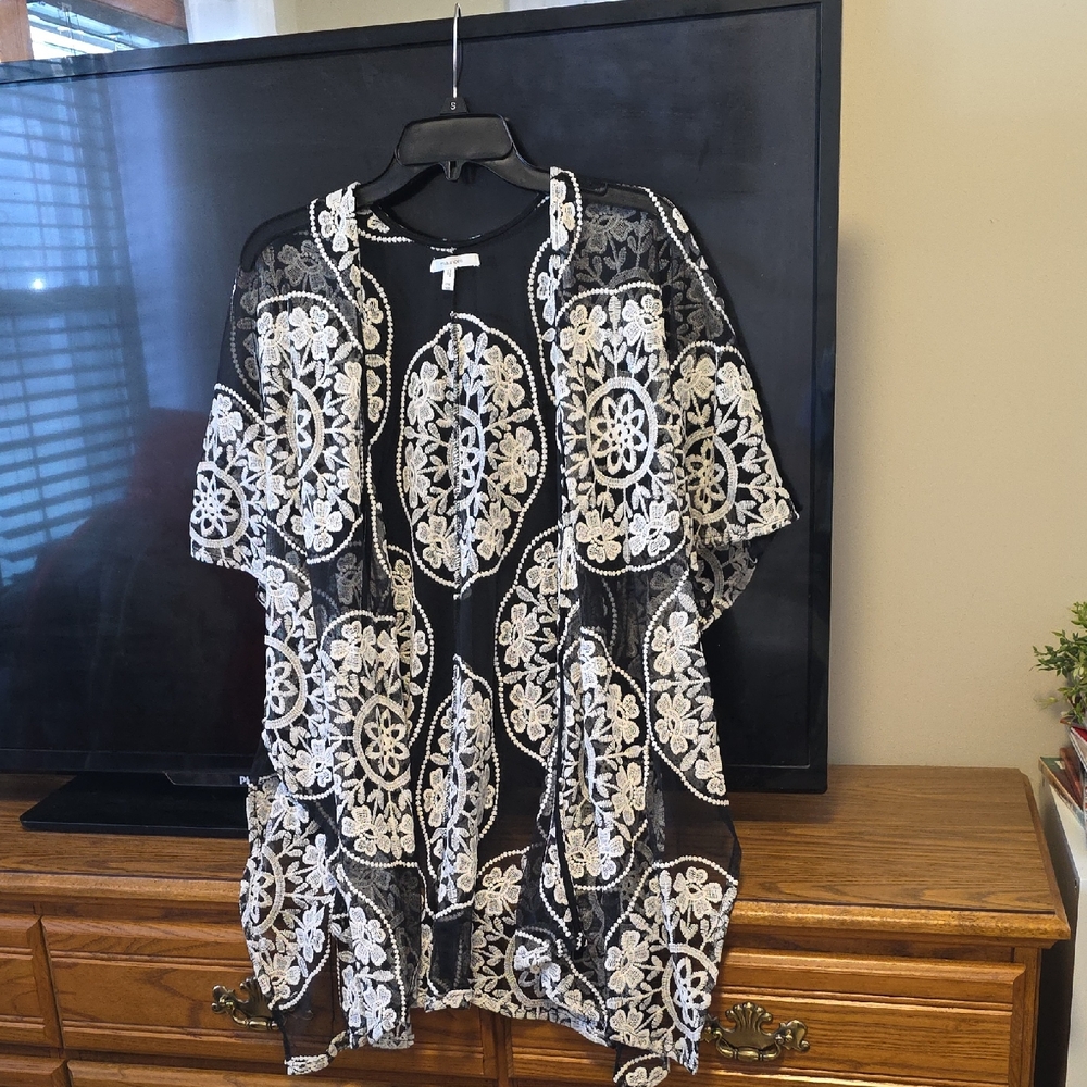 Maurices Black and White Floral Kimono